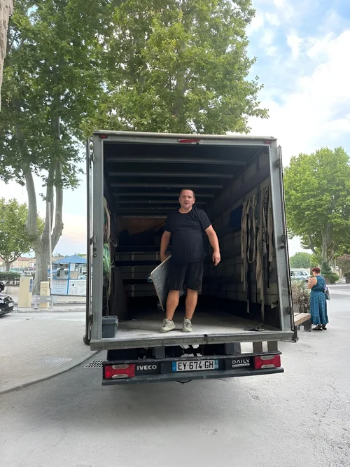 Gregory Carette, fondateur d'ADEMART, devant son camion de déménagement